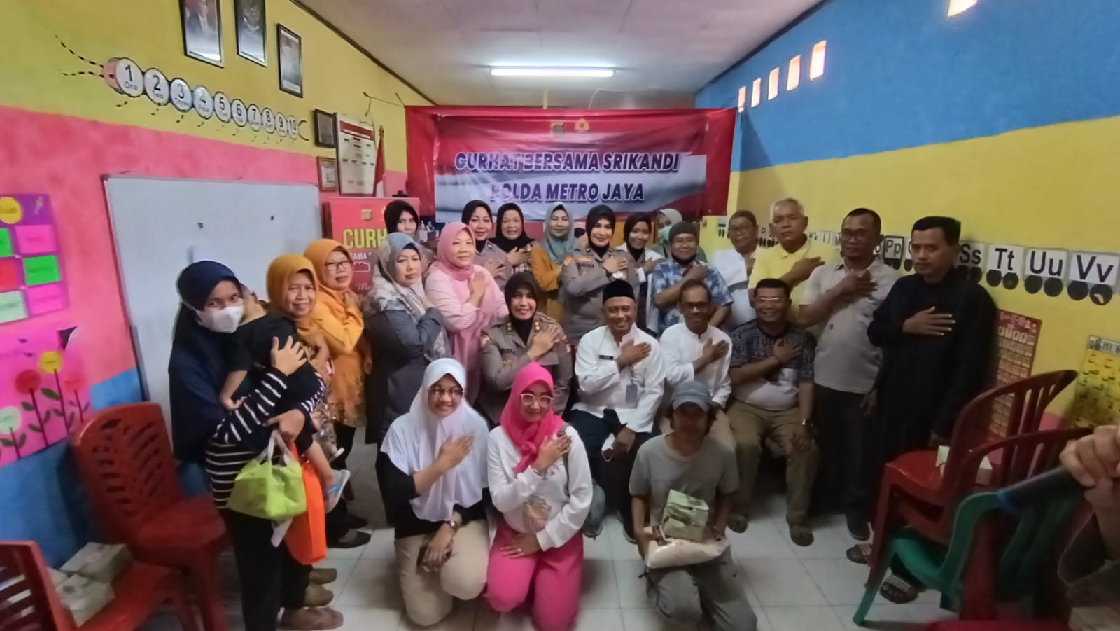 Juma't Curhat Srikandi  Polda Metro Jaya di RW 01 Palmerian