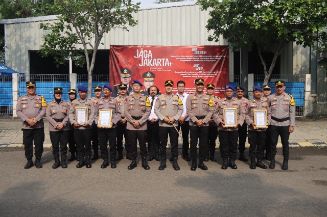 Kapolres Kepulauan Seribu Berikan Penghargaan kepada 5 Anggota Sat Polairud yang Lakukan Penyelamatan Dramatis