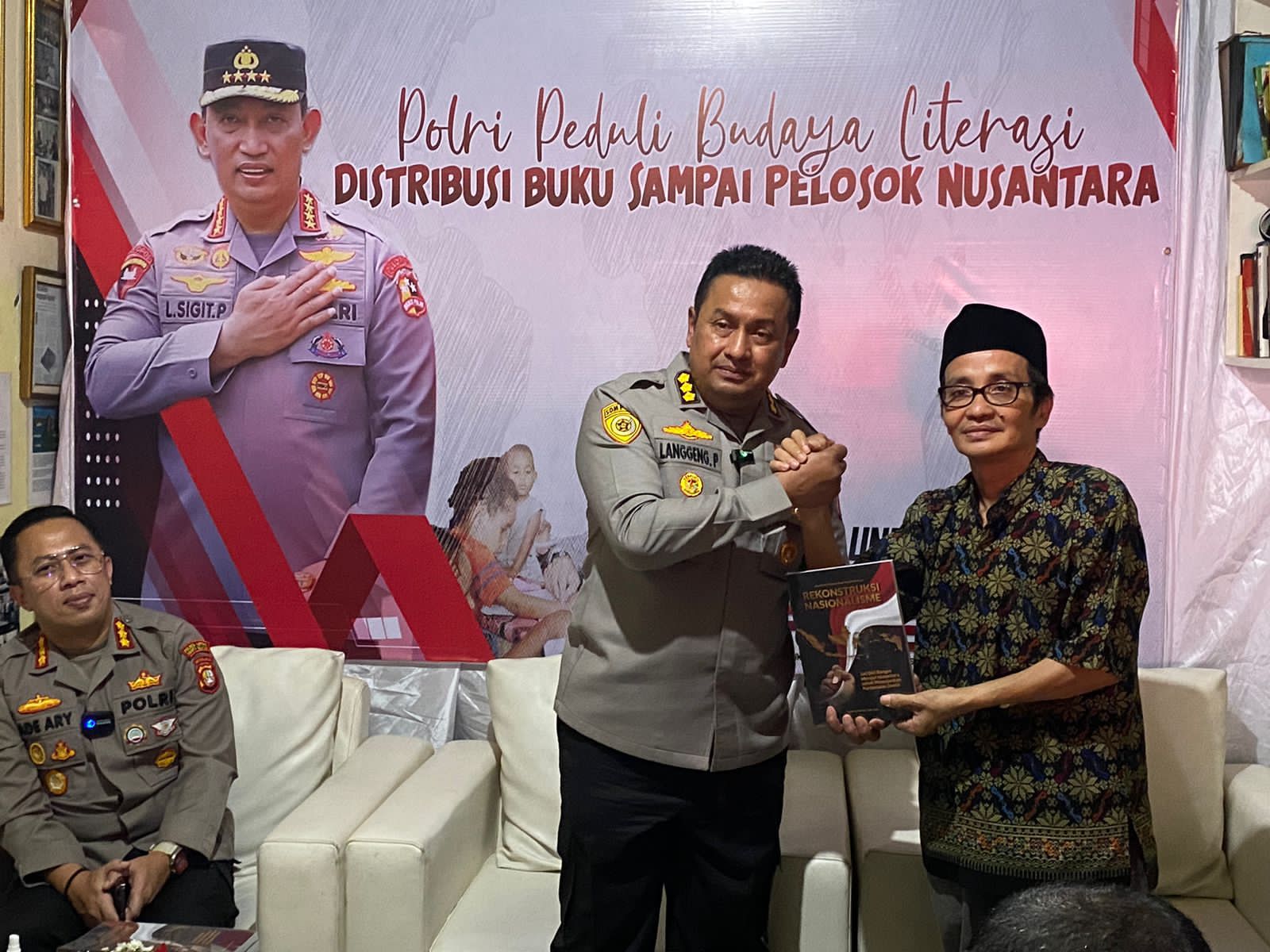 Tingkatkan Budaya Literasi Di Indonesia, Polda Metro Jaya Bagikan 10.000 Buku Kepada Masyarakat