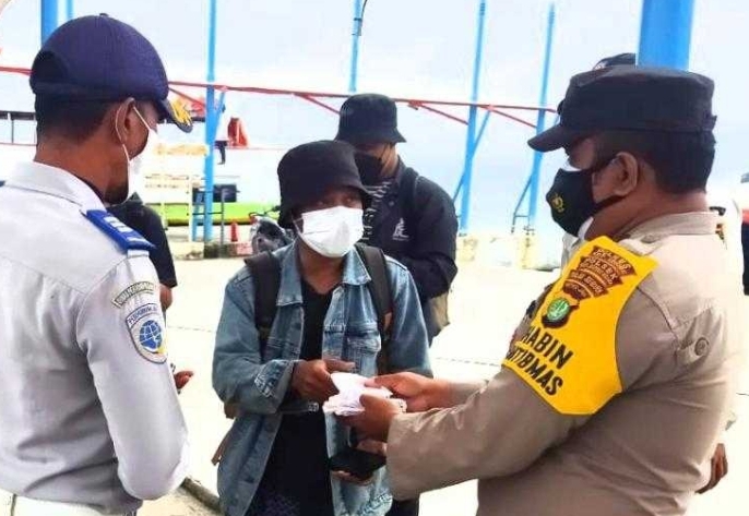 Bagikan 1.100 Masker, Polres Kep Seribu Ajak Warga Patuh ProKes Hadapi Pandemi COVID19
