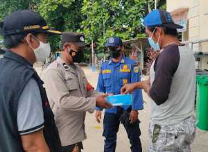 Tekan Sebaran COVID19, Hari ini 1.000 Masker Dibagikan Polres Kep Seribu ke Warga