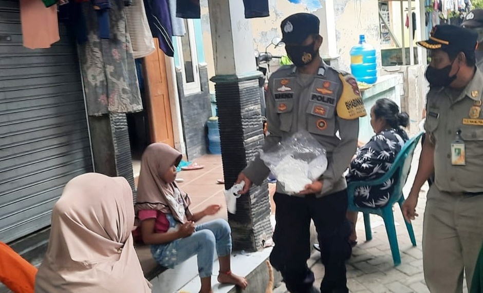 Terus Cegah Covid-19, Polres Kep Seribu Bagikan 1.400 Masker ke Warga