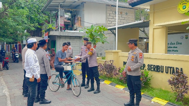Ramadhan Barokah, Polsek Kepulauan Seribu Utara Bagikan Takjil Gratis untuk Pererat Persaudaraan dan Jaga Kamtibmas