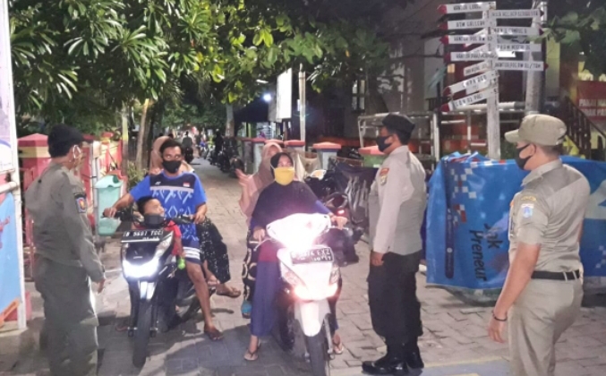 Gelar Patroli Malam Hari, Polsek Kep Seribu Utara Himbau ProKes dan Bagikan Masker