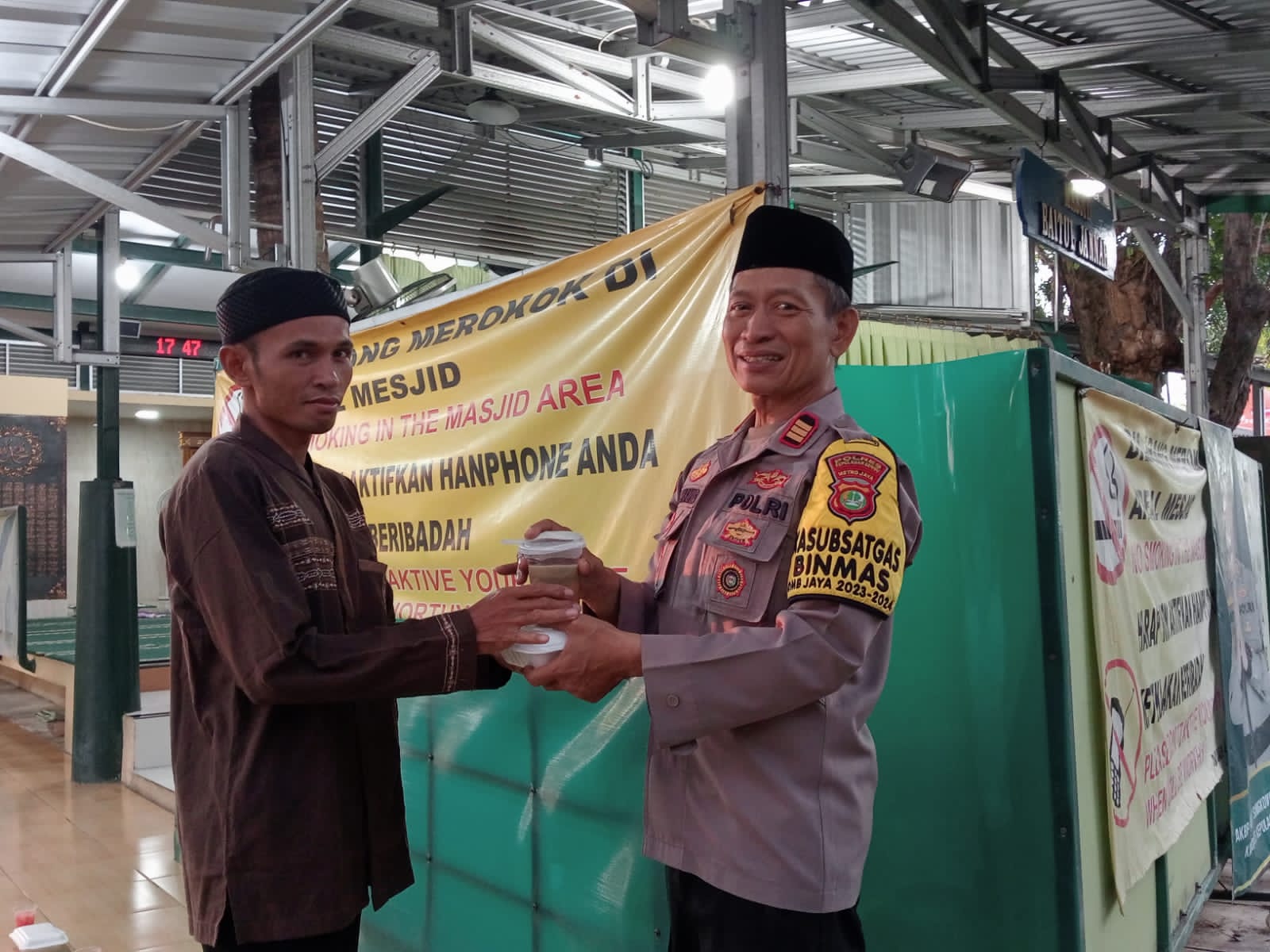 Kasat Binmas Polres Kepulauan Seribu Berbagi Berkah Ramadhan dengan Membagikan Takjil Keliling