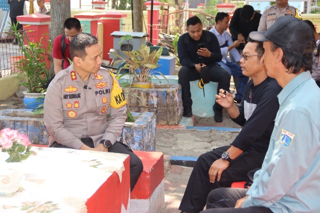 Dalam Jumat Curhat, Kapolres Kepulauan Seribu Turun Langsung Mendengarkan Keluhan Warga Pulau Harapan