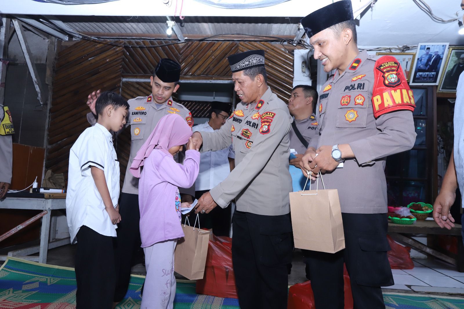 Kapolsek Mampang Bukber Bareng Warga Slum Area, Santuni Anak Yatim