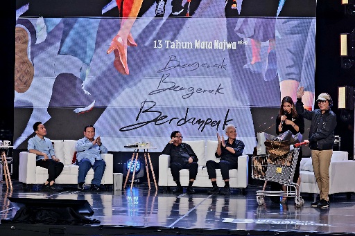 Gibran Beri Jaket ke Mahfud dan Miniatur Vespa ke Cak Imin