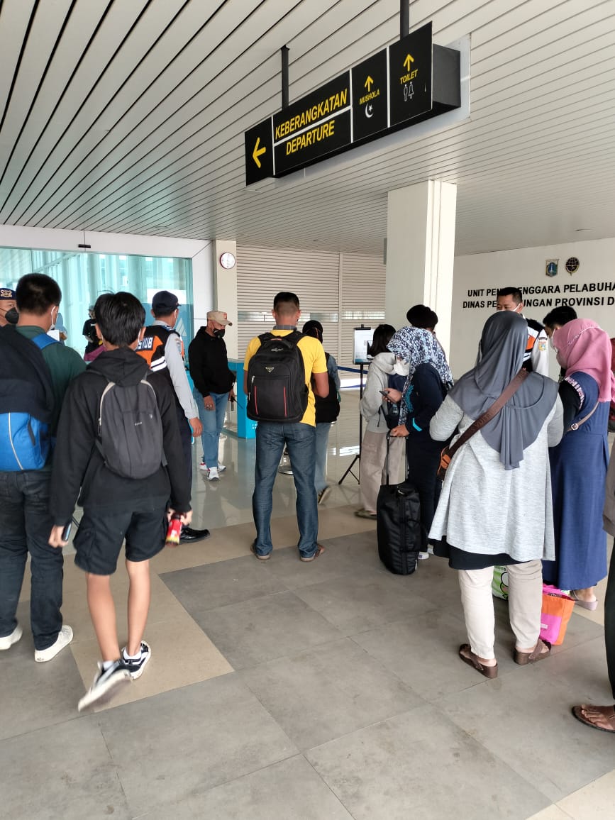 Polres Kepulauan Seribu Laksanakan Pengamanan Terhadap 406 Penumpang di Dermaga Kali Adem