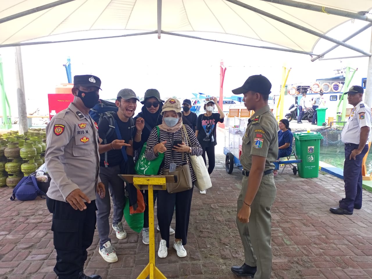 Pengamanan Dermaga Pulau Pramuka Oleh Polsek Kepulauan Seribu Utara Cegah Penyebaran Covid