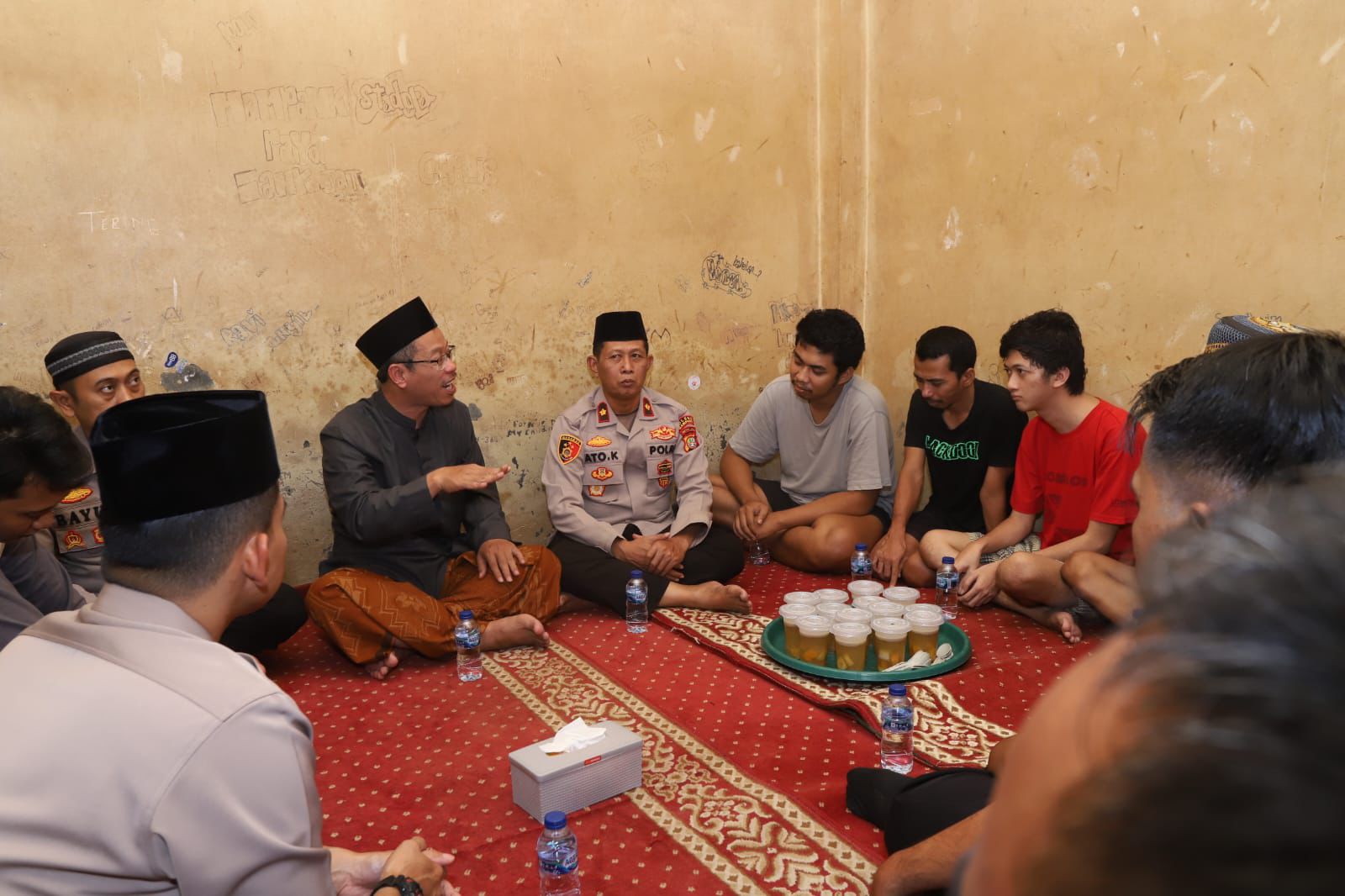 Buka Bersama Para Tahanan, Kapolsek Mampang : "Jauhi Hal Negatif"