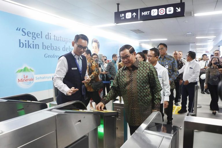 Pengguna MRT Jakarta Kini Tap Masuk Bisa Pakai Kartu Kredit