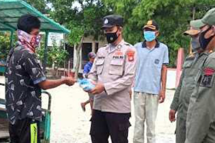 Terus Giatkan Himbauan ProKes dan Bagikan 1.100 Masker, Polres Kep Seribu Cegah Sebaran COVID19
