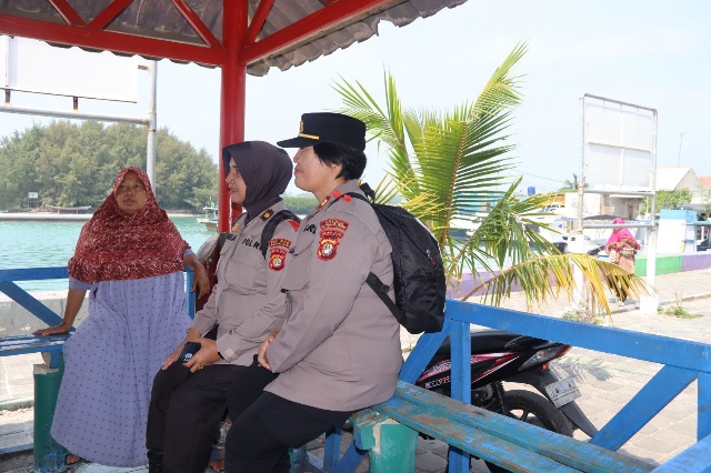 Srikandi Polres Kepulauan Seribu Berpartisipasi dalam Jumat Curhat di Pulau Kelapa