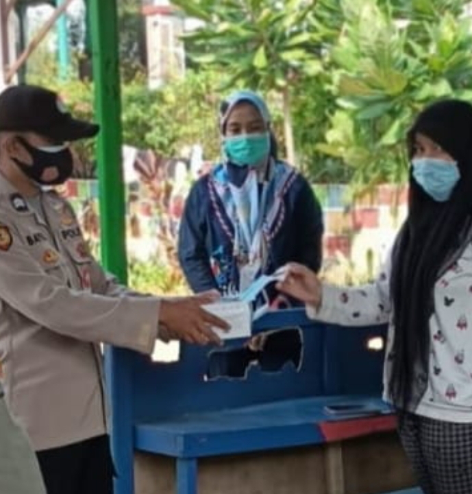 Terus Cegah COVID-19, 1.100 Masker dibagikan Polres Kep Seribu ke Warga di 8 Pulau