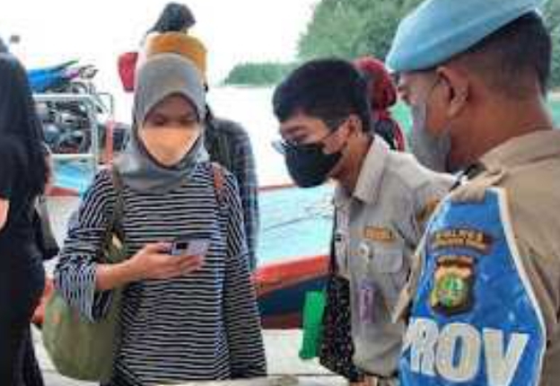 Cegah COVID19 Cluster Perjalanan, Polsek Kep Seribu Utara Perketat Pengawasan ProKes dan Wajibkan 235 Penumpang Kapal Baru Tiba Scan PeduliLindungi