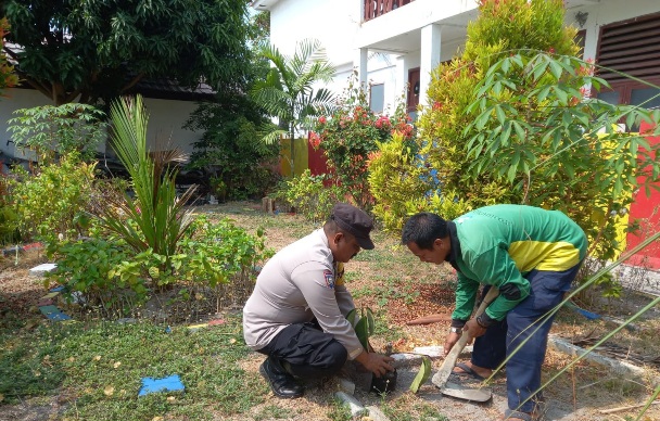 Polsek Kepulauan Seribu Utara dan Warga Tanam Pohon untuk Reduksi Polusi Udara