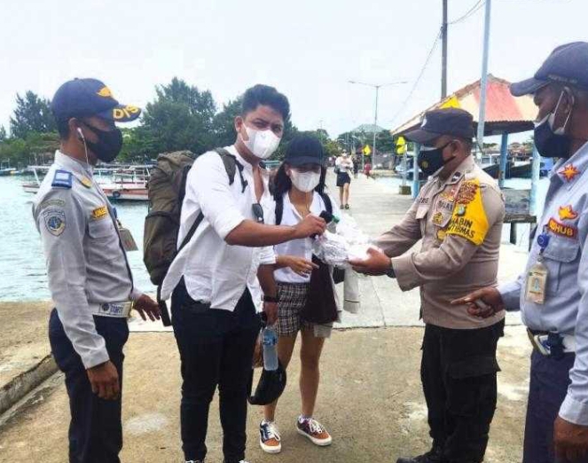 Terus Cegah Sebaran COVID19, Polres Kep Seribu Gencarkan Himbauan ProKes dan Bagikan 1.000 Masker ke Warga