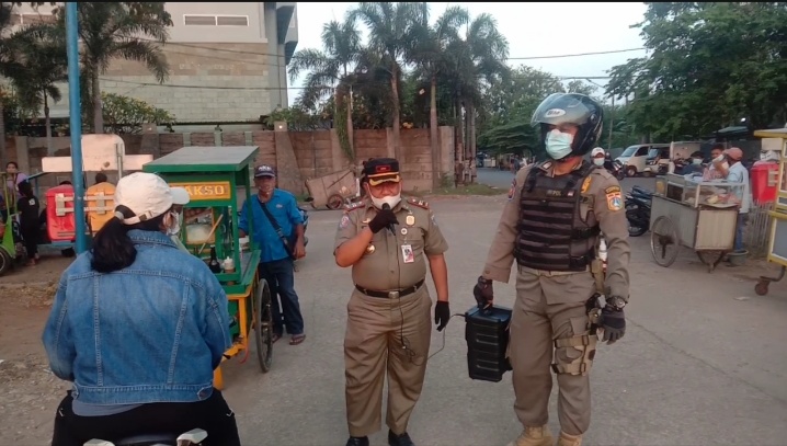 PPKM Darurat, Satpol PP Papanggo Bubarkan Kerumunan Warga di Danau Cincin