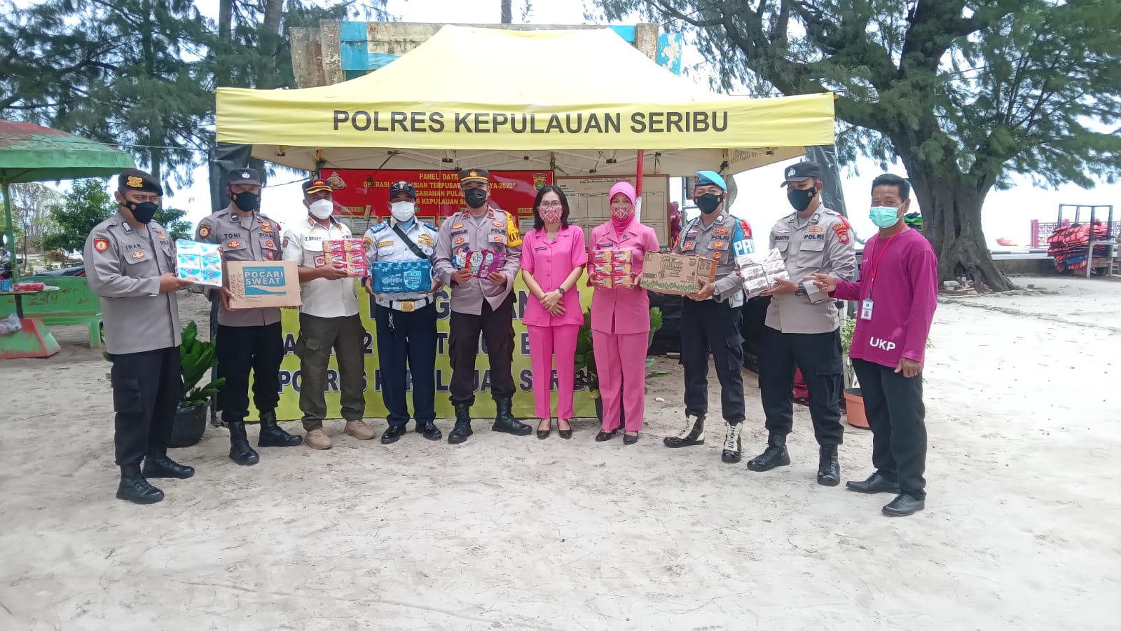 Pospam Ops Lilin Jaya Pulau Kelapa dan Pulau Tidung Terima Bantuan dari Bhayangkari, Putut : Untuk Penambah Semangat Personil