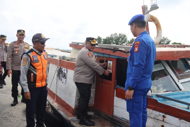 Kapolres Kepulauan Seribu AKBP Ajie Lukman Hidayat Tempelkan Stiker Hotline Polri 110 dan Himbauan Mudik Aman di Pulau Harapan