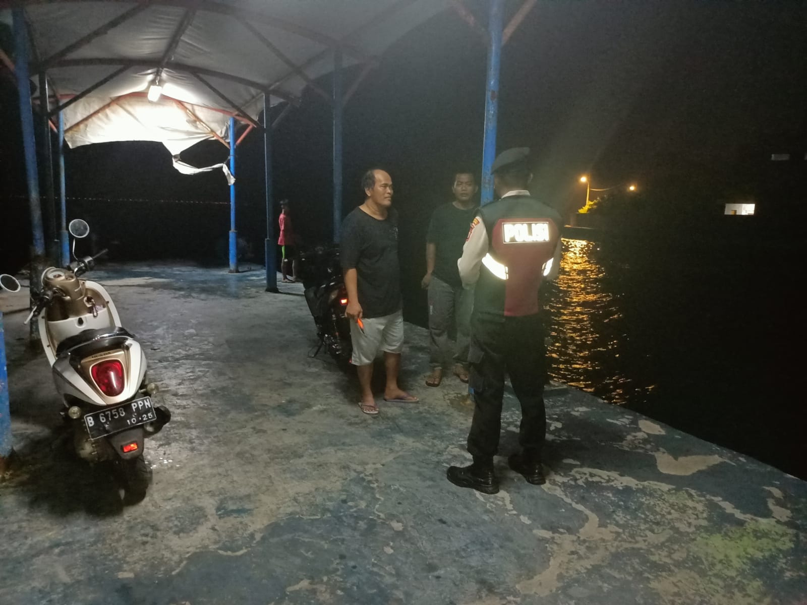 Kapolsek Kepulauan Seribu Selatan Pimpin Patroli Malam Dialogis di Pulau Lancang untuk Mempertahankan Kamtibmas Pasca Pemilu 2024