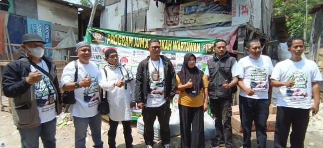 PJBW Berbagi 100 Kotak Makanan Siap Saji di Kampung Pemulung Bintara Jaya Bekasi