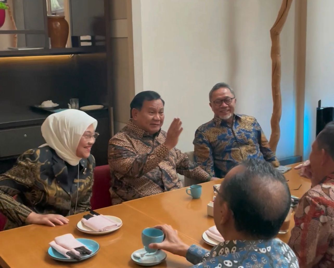 Prabowo Meriung Bersama Para Menteri: Hidup Itu Jangan Dibawa Rumit