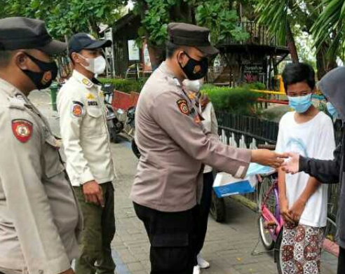 Hambat Sebaran COVID19, Polres Kep Seribu Giatkan Imbauan ProKes dan Bagian 1.100 Masker ke Warga