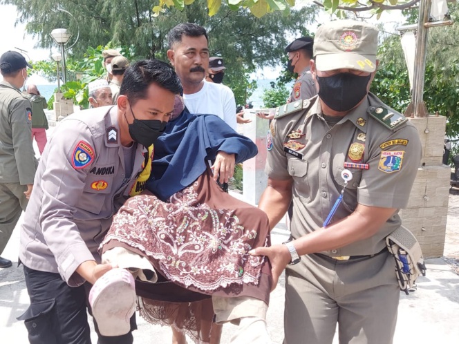 Bhabinkamtibmas Polsek Kepulauan Seribu Selatan Sigap Bantu Warganya Yang Membutuhkan
