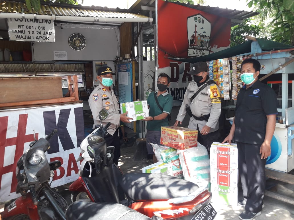 Bantu Warga Terdampak Covid 19, Polsek Pademangan Bagikan Paket Sembako