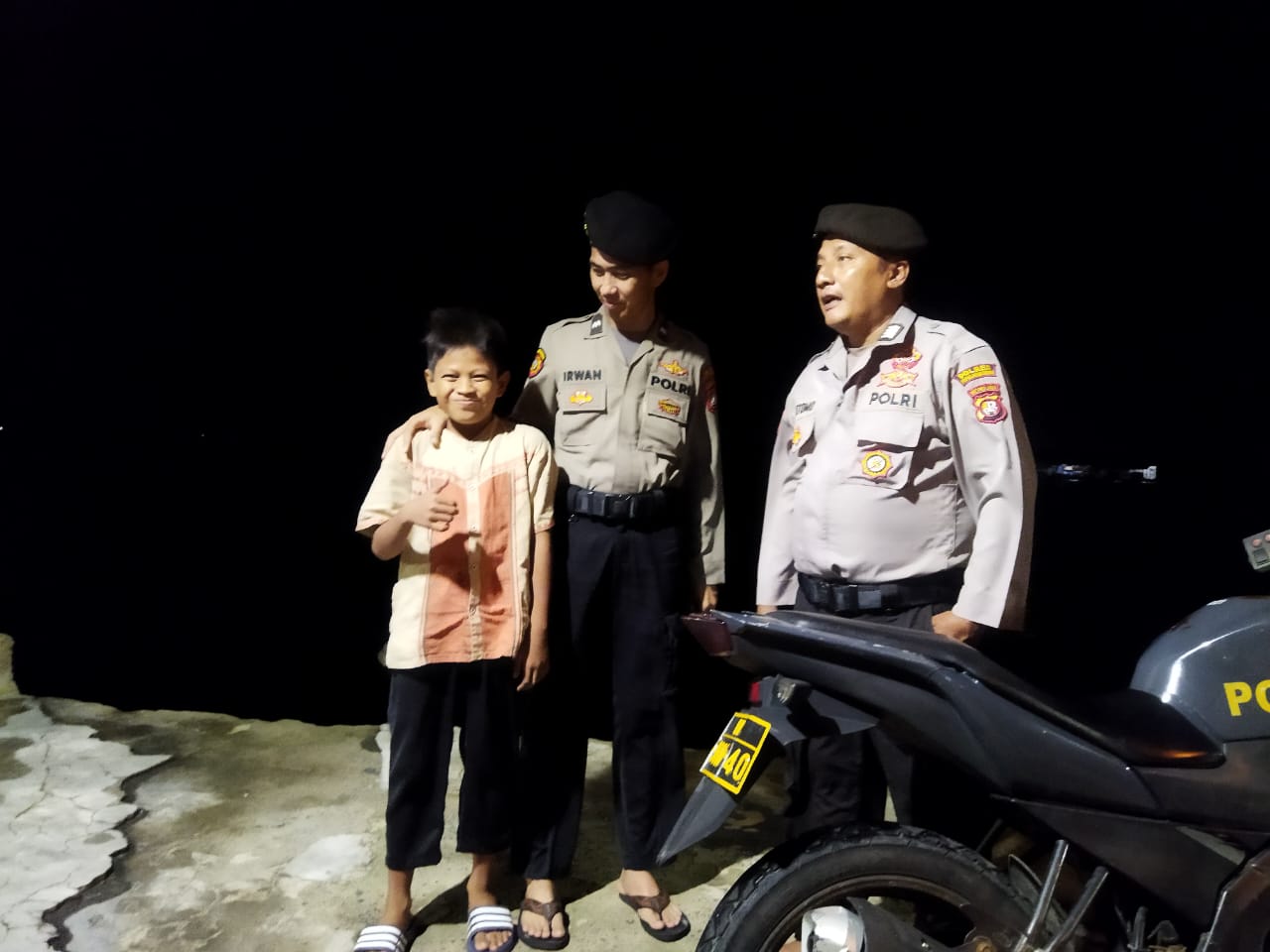 Patroli Malam Polsek Kepulauan Seribu Utara Jaga Kamtibmas Pasca Pemilu 2024 di Pulau Panggang, Himbau Warga Waspada Hoax dan Paham Radikal