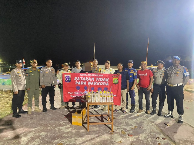 Kapolsek Kepulauan Seribu Utara dan Satpol PP Amankan Puluhan Botol Miras dalam Patroli Skala Besar di Pulau Kelapa