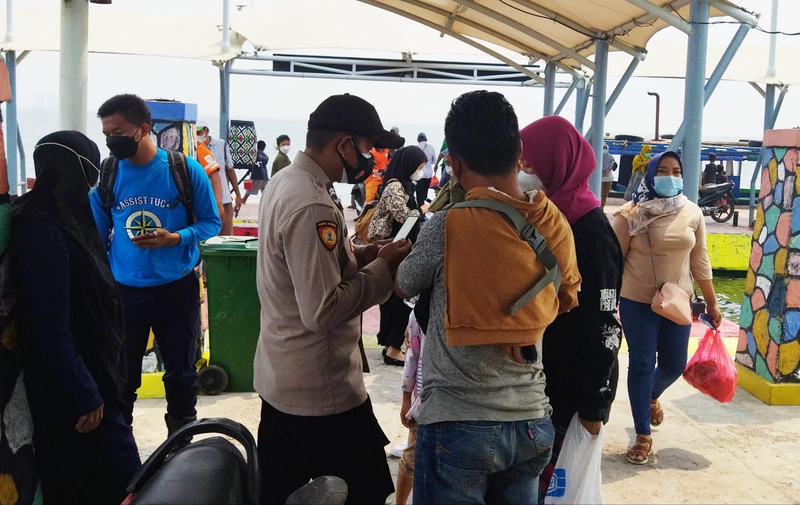 42 Warga Tiba di Pulau Untung Jawa Tunjukkan Sertikat Vaksin