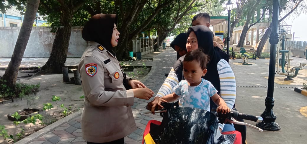 Srikandi Polres Kepulauan Seribu Dengarkan Suara Warga Pulau Pari Melalui Jumat Curhat