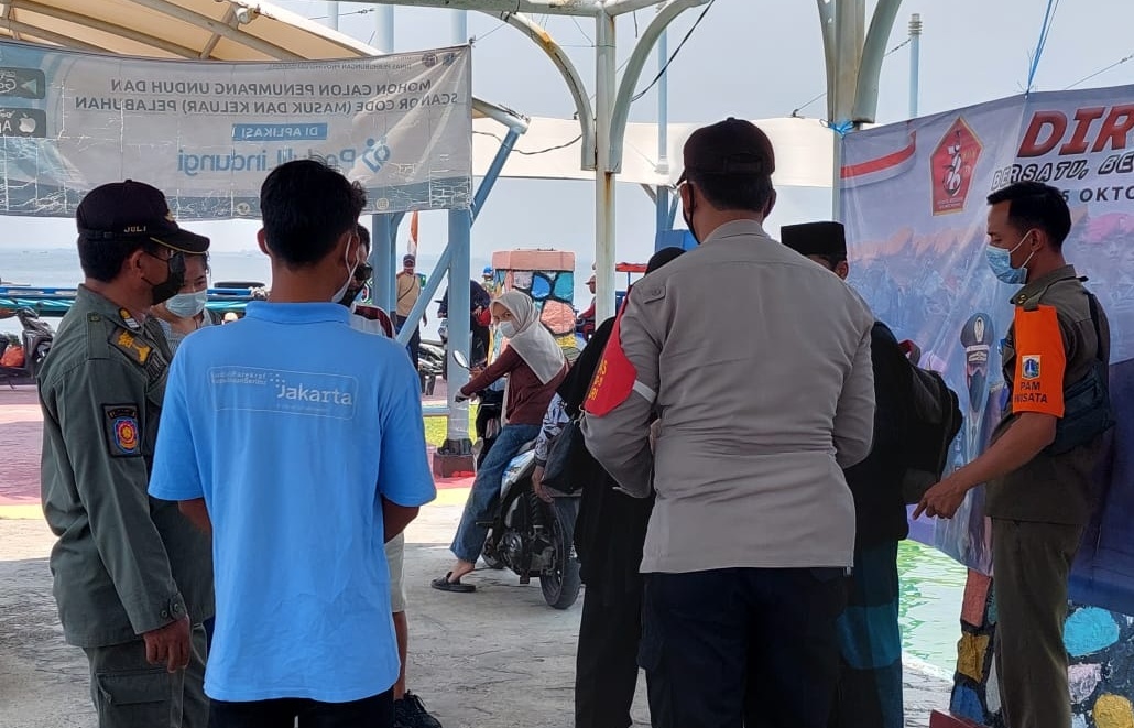 Cegah Sebaran Covid-19, Polsek Kep Seribu Selatan Cek Sertifikat Vaksin di Dermaga Kedatangan