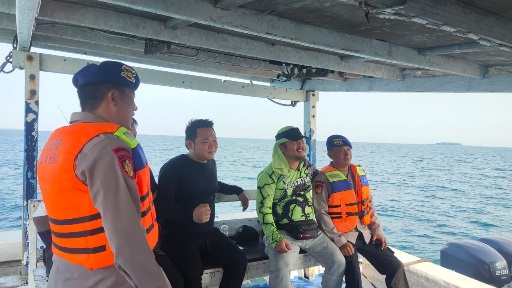 Patroli Satpolair KP. VII - 40 - 203 Himbau Keselamatan Laut dan Sukseskan Pemilu 2024 di Perairan Pulau Untung Jawa