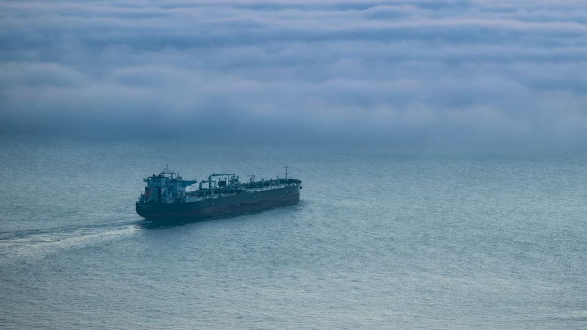 Saat Melintas, 2 Kapal Minyak UEA Diserang di Selat Hormuz