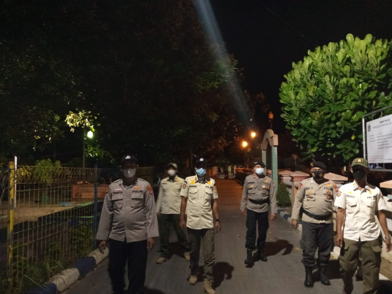 Terus Edukasi Warga Terkait ProKes, Polsek Kepulauan Seribu Selatan Giatkan Himbauan Pakai Masker Malam Hari