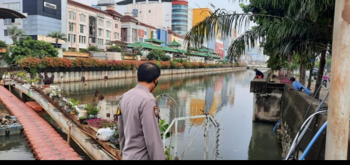 Antisipasi Banjir, Personil Polsek Pademangan Lakukan Pemantauan Pompa,Pintu Air & Titik Rawan Banjir