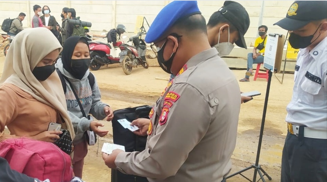 Personel Polres Kep Giatkan Pengawasan ProKes dan Wajibkan 222 Wisatawan Ke Pulau Scan Barcode Peduli Lindungi di Pelabuhan Kaliadem