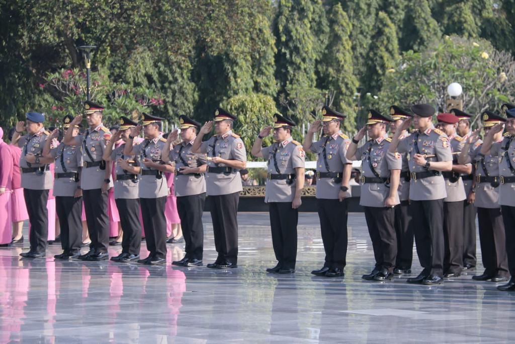 Jelang Hari Bhayangkara ke-77, Kapolda Metro jaya Dampingi Kapolri Ziarah dan Tabur Bunga di TMP Kalibata