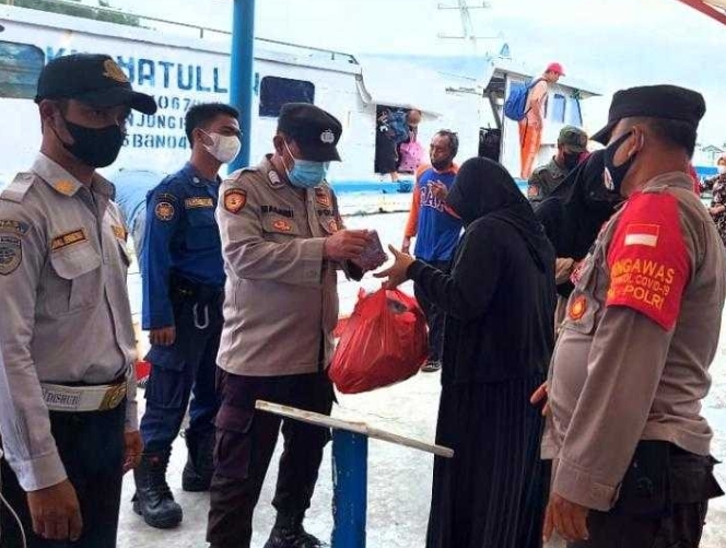 Cegah Cluster Perjalanan, Polsek Kep Seribu Utara Perketat ProKes dan Wajibkan 104 Wisatawan Tiba di 4 Pulau Scan PeduliLindungi