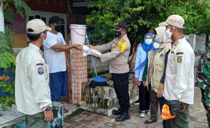Polsek Kep Seribu Utara Terus Cegah Sebaran Covid-19 Dengan Himbauan dan Pembagian Masker ke Warga