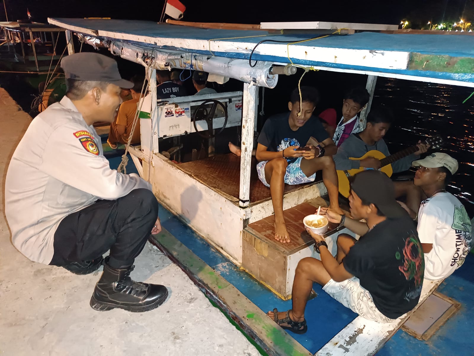 Patroli Malam Dialogis: Polisi Sahabat Anak Berikan Himbauan Antitawuran dan Antiradikalisme di Pulau Panggang