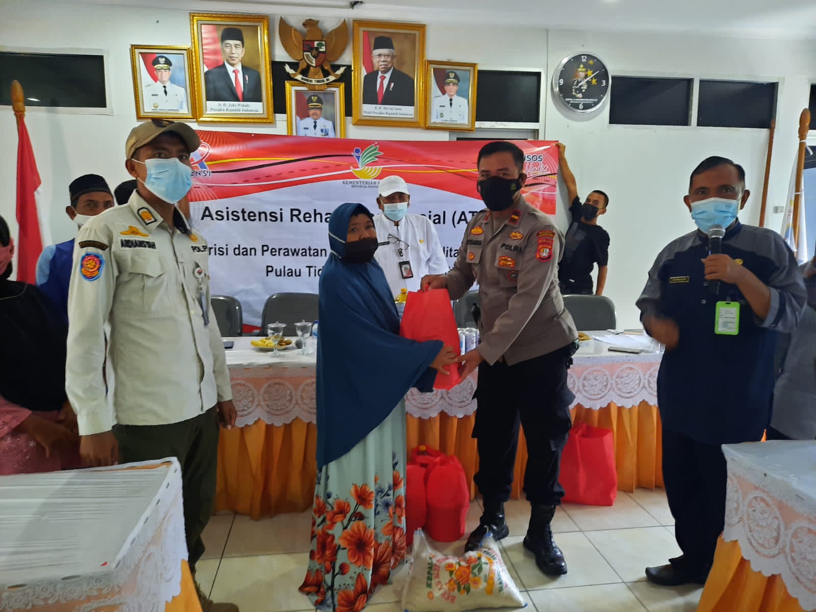 Penyaluran Bansos Kepada Lansia Dan Penyandang Disabilitas di Pulau Tidung Dihadiri Oleh Kanit Binmas Polsek Kep Seribu Selatan