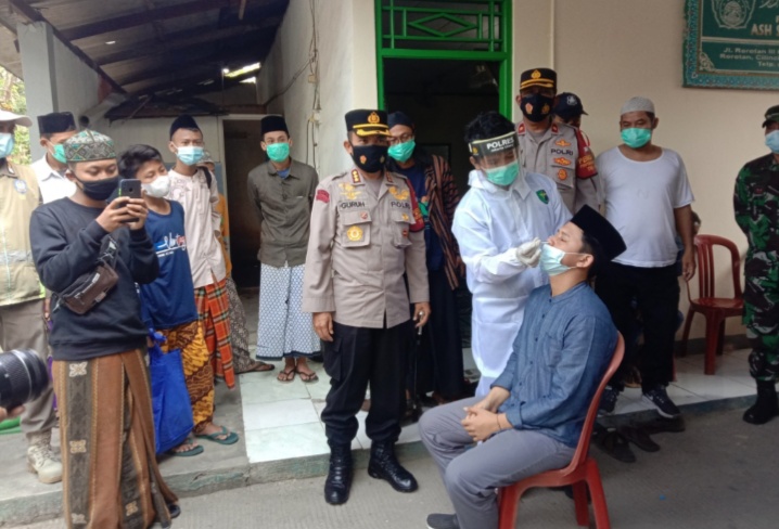 Polsek Cilincing Swab Test Puluhan Santri yang Baru Kembali dari Kampung Halaman