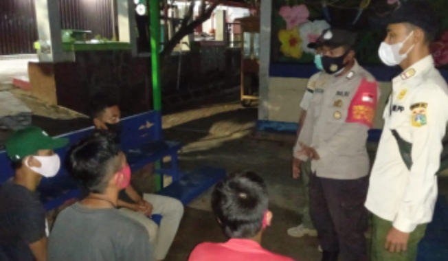 Saat Gelar Pengawasan Malam Hari, Polsek Kep Seribu Selatan Himbau Warga Patuh Protokol Kesehatan