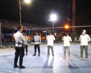 Pastikan Warganya Taat ProKes, Kanit Samapta Polsek Kep Seribu Utara Pimpin Gelaran Patroli Pengawasan ProKes Malam Hari dan Bagikan Masker