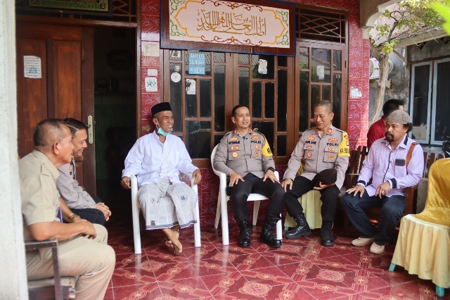 Kapolres Kepulauan Seribu Membangun Sinergi dengan Tokoh Agama dalam Giat "Jumat Curhat" di Pulau Harapan